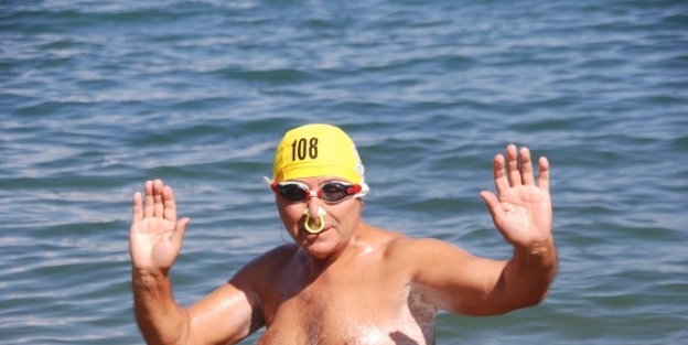 70 Yaşında 4.5 Kilometrelik Gölü Yüzerek Geçti