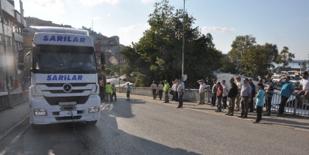 İş Makinesi Yüklü Tır Yolda Kaldı, Trafik Felç Oldu