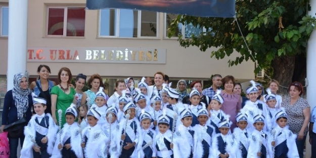Urlalı Çocuklarin Sünnet Şöleni Renkli Geçti