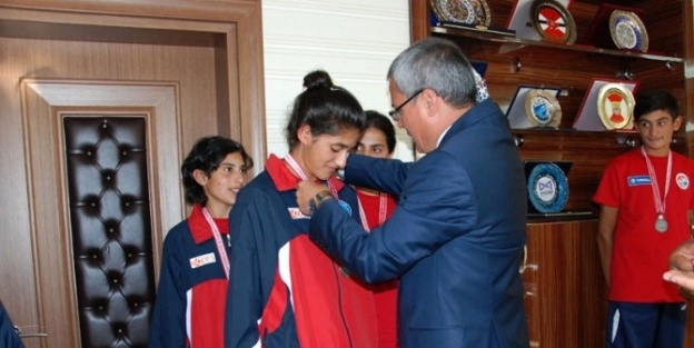 Vali Deniz, Hazırlık Kampına Katılan Sporcuları Kabul Etti