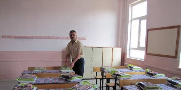 Ders Kitapları Okul Sıralarında