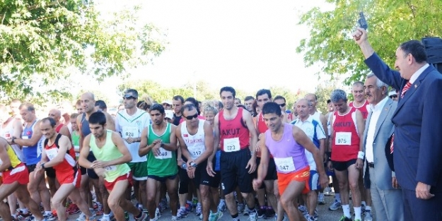 Atletler Zorlu Maratonda Ter Dökecek