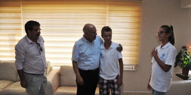 Şampiyon Yüzücüler Süleymanpaşa Belediye Başkanı Ekrem Eşkinat’ı Ziyaret Etti