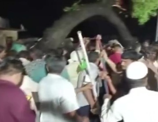Hindistan'da tapınağın üzerine ağaç devrildi: 7 ölü, 30 yaralı
