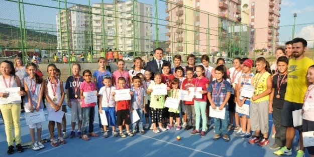 Tenis Turnuvası Şampiyonlari Madalyalarını Başkan Bakıcı’dan Aldı