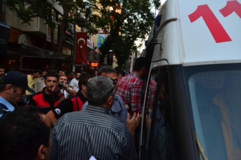 Polis kendisini yaraladı