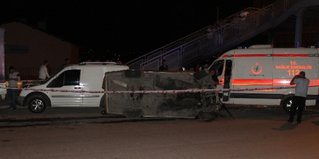 2 araca çarpıp takla attı!