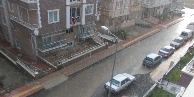 5 Dakikalık Sağanak, Sokağı Göle Çevirdi