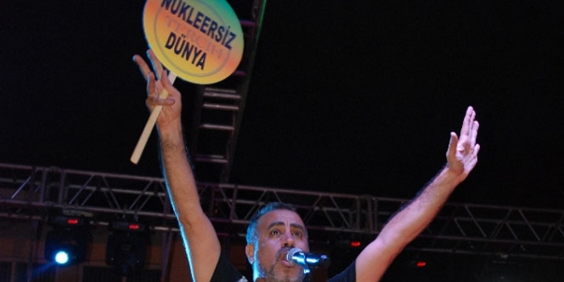 Haluk Levent'den konserde dikkat çeken protesto!