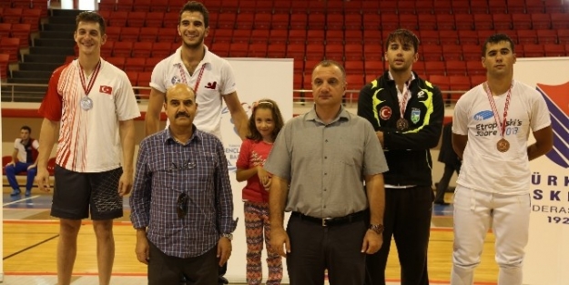 Büyükler Kılıç Türkiye Şampiyonasi Erkek Kılıç Müsabakalarıyla Başladı