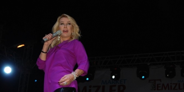 Seda Sayan Söyledi Ceyhanlılar Coştu