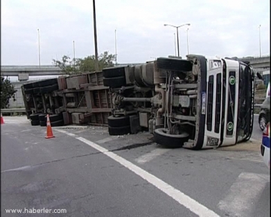 TIR virajı alamayarak devrildi