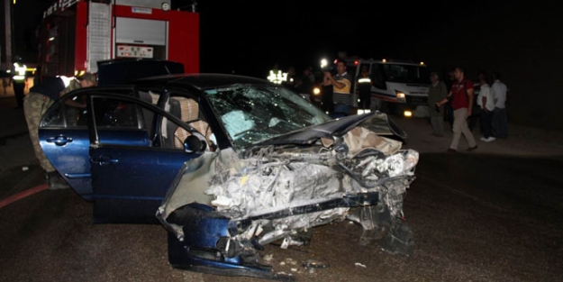 İki araç kafa kafaya çarpıştı, 11 yaralı