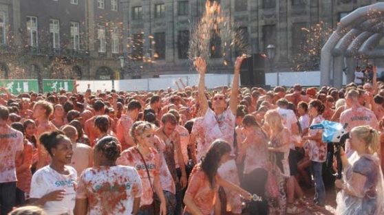 Domates savaşı yaparak protesto ettiler