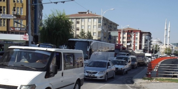 Okulların Açıldığı İlk Günde Trafik Karmaşası Yaşandı