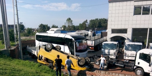 Minibüs Takla Attı: 2 Yaralı