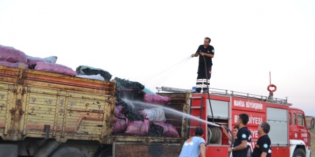 Mangal Kömürü Yüklü Kamyonda Yangın Çikti