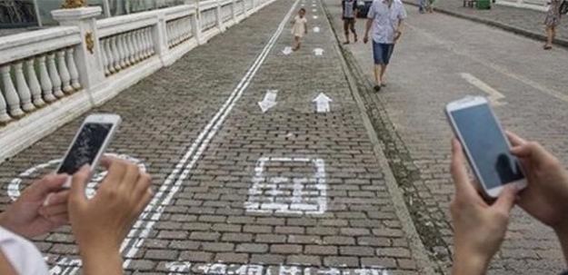 Telefon bağımlılarına özel yol