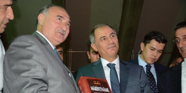 Milletvekili Yılmaz, Bakan Ala’ya İbrahim Hakkı Hazretlerinin Marifetnamesini Hediye Etti