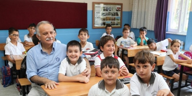 Bayraklı Belediyesi’nden Okula Konferans Salonu