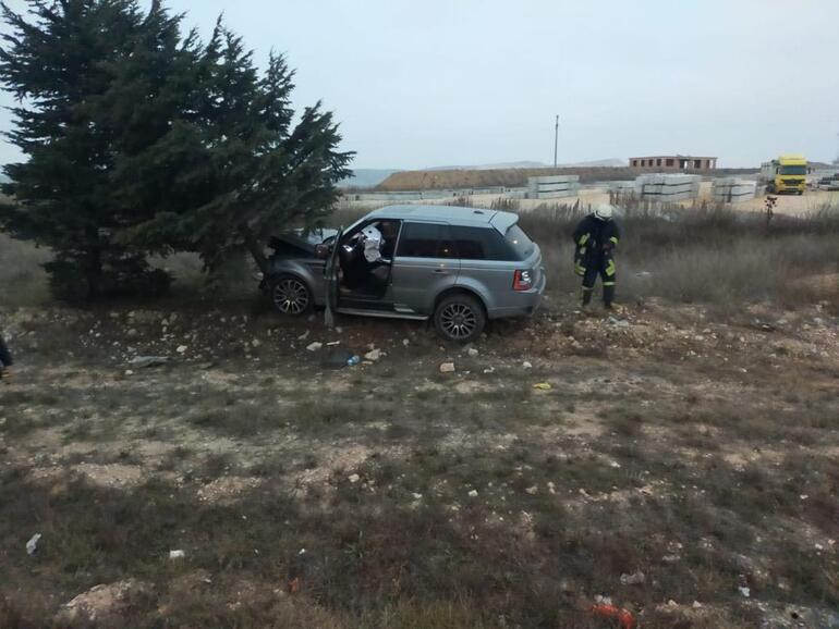 Cip ile çarpışan otomobil iki parçaya ayrıldı