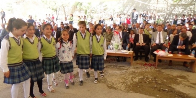 Hakkari’de Eğitim Öğretim Yılı Halaylarla Başladı