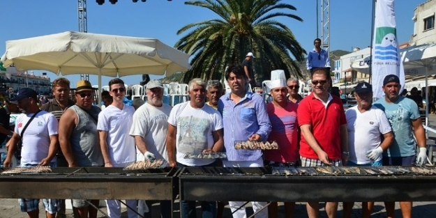 Foça Festivali’nde, 6 Bin Kişiye Balık Ekmek