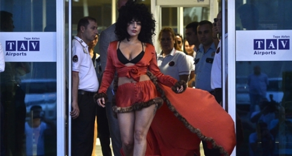 Lady Gaga otele gelir gelmez onu istedi