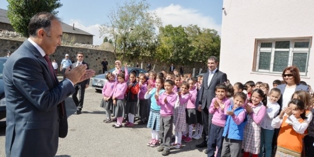 Vali Altıparmak İlk Ders Zilini Öğrencilerle Birlikte Çaldi