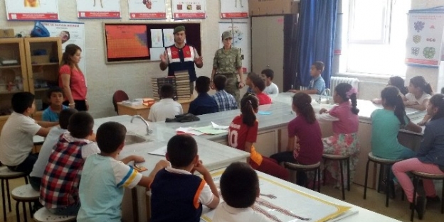 Jandarma Okulların İlk Gününde Öğencileri Unutmadı