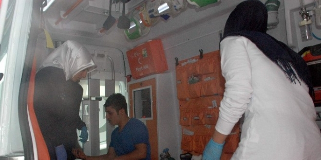 Motosiklet Resmi Araca Çarpti: 1 Yaralı