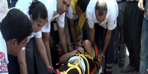 Motosiklet İle Yolcu Minibüsü Çarpişti: 2 Yaralı