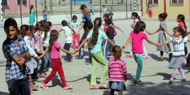 Ağrı’da Polis Amcalar Kırtasiye Seti Projesi