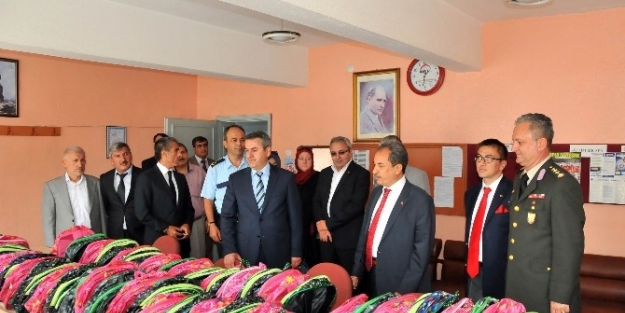 Akşehir Belediyesi’nden Bin 600 Çanta Ve Kırtasiye Seti
