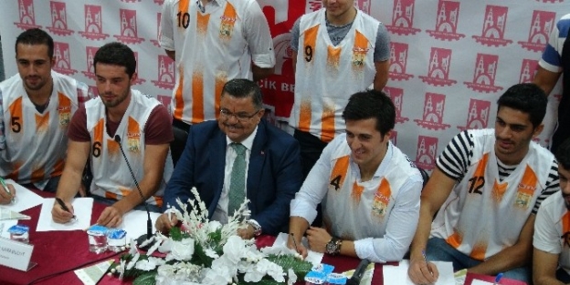 Bilecik Belediyespor Basketbol Kulübü’nde İmza Töreni