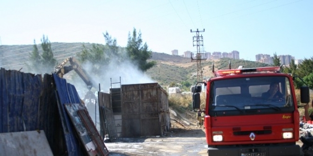 Hurda Deposu Yangınında Faciadan Dönüldü