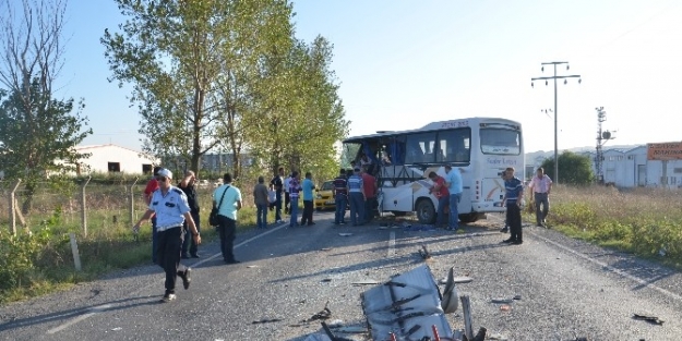 Kamyon İle İşçi Servisi Çarpişti: 20 Yaralı