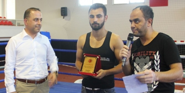 Hayri Doğan Hozanlı, "muay Thai"de Adana’nın Gururu Oldu