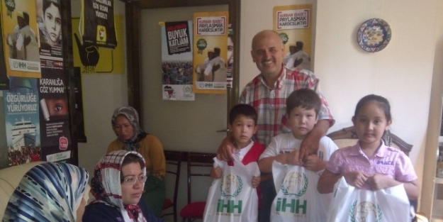 Manisa İhh Gönüllülerinden Kırtasiye Yardımı