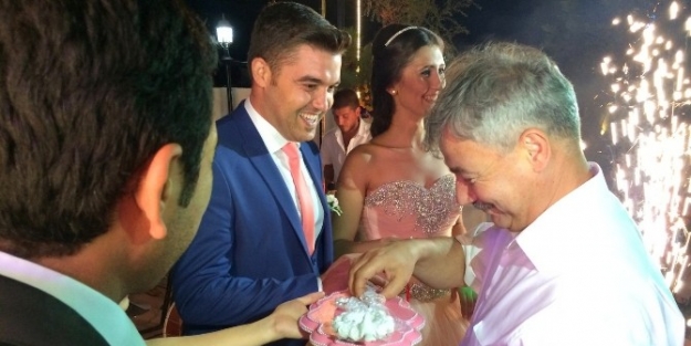 Genç Çiftin Nişan Yüzüğünü Başkan Yaralı Taktı