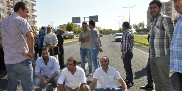 Veliler yolu kapattı