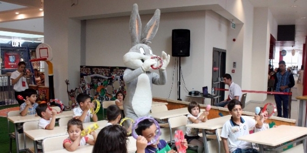 Bugs Bunny, Tazmanya Canavarı Ve Silvester Forum Gaziantep’te Yüzlerce Hediye Dağıttı