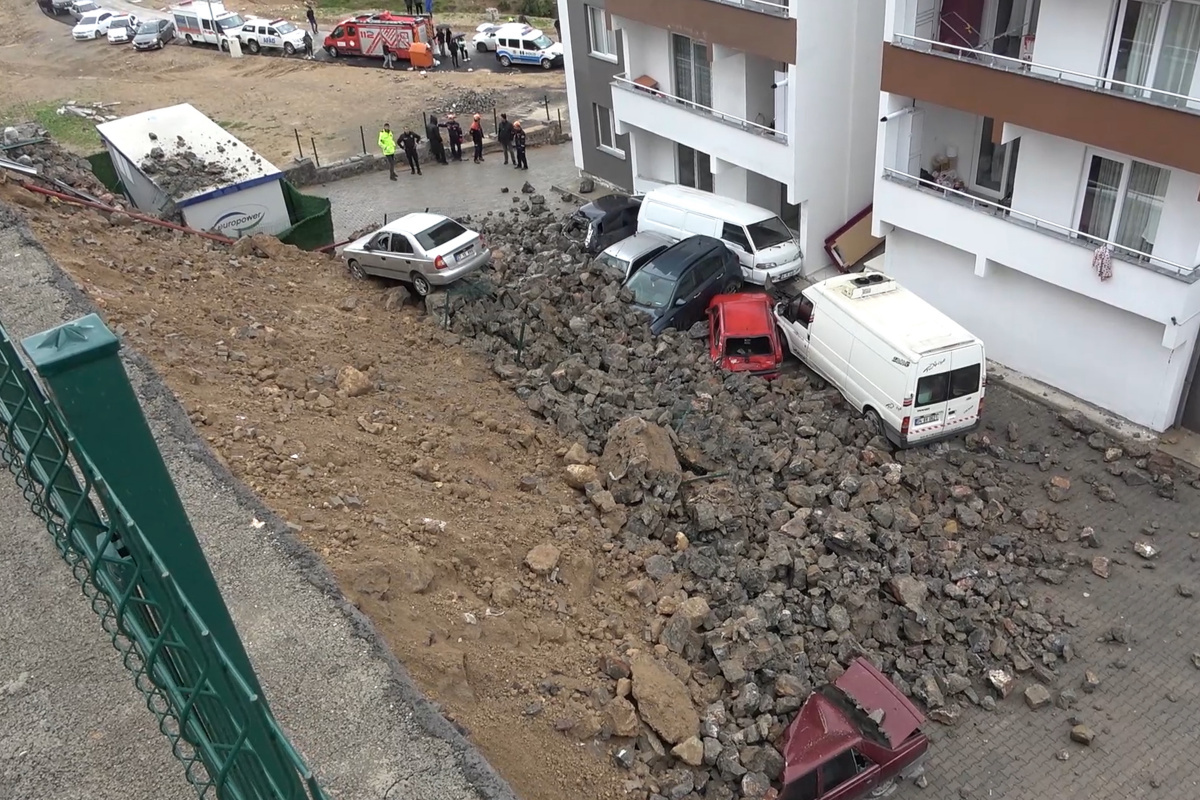 Depremden etkilenmeyen istinat duvarı yağmurda çöktü, araçlar hurdaya döndü