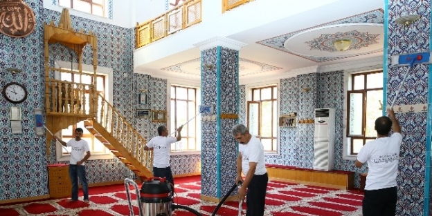 Büyükşehir’den Camilere Temizlik Hizmeti