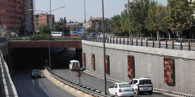 Denizli’de Köprülü Kavşaklar Renklendi