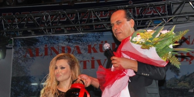 Alinda Festivalinde Sahne Alan Lara, Özel Hayatını Teşhir Eden Sanatçıları Eleştirdi