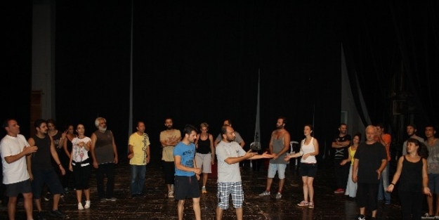 Adana Devlet Tiyatrosu Provalara Başladı