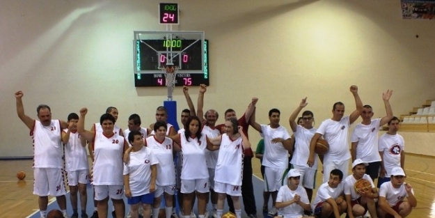Ayvalık’ta Belediye Engelleri Sevindirdi