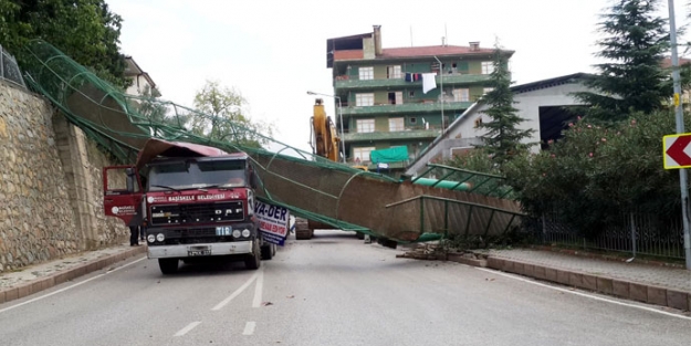 TIR üst geçiti yıktı!