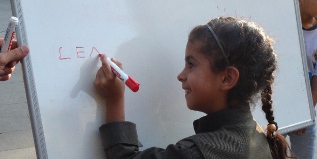 Çocuklara Sokak Ortasında Kürtçe Eğitim Verildi